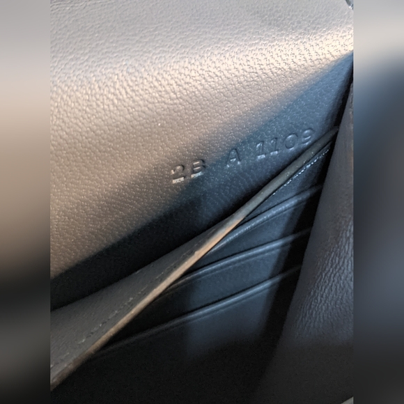 GIVENCHY WOC <<⬇️PRICE DROP⬇️>> - Picture 9 of 11